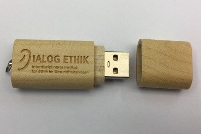 USB-Stick «Nature» mit Dialog-Ethik-Logo